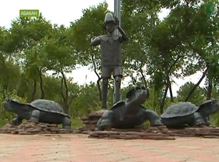 Скульпута Буратино в Комсомольском парке Абакана. Кадр ТВ-7.